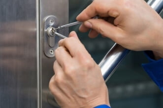 4 Tips for Choosing the Right Commercial Locksmith for Your Business 2